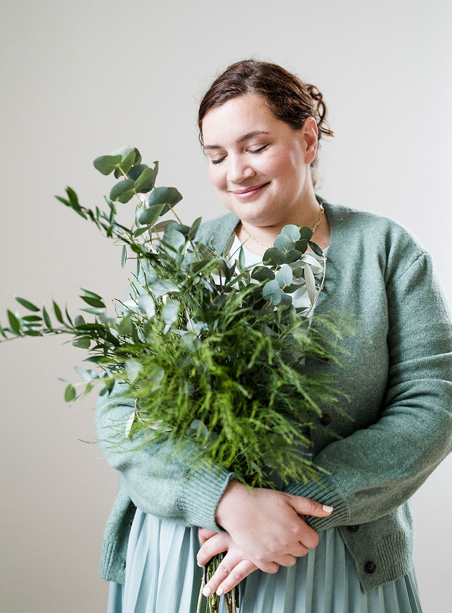 Jennifer Carroll mit Eukalyptusblättern